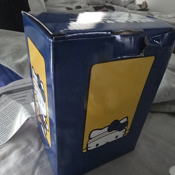 Hello Kitty Golden State Warriors Figurine - Picture 3 of 3